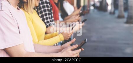 Gruppe Freunde mit mobilen Smartphones im Freien - Millennial junge Menschen Süchtig nach neuen Technologie-Trends Apps Stockfoto