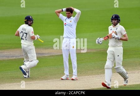 Pakistans Shaheen Afridi reagiert, als die englischen Rory Burns (links) und Dom Sibley (rechts) während des vierten Tages des ersten Testspieles im Emirates Old Trafford, Manchester, von seinem Bowlingspiel abgehen. Stockfoto