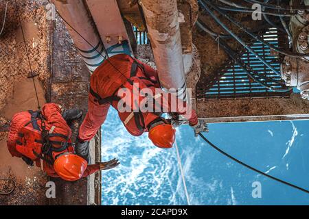 (200808) -- HAIKOU, 8. August 2020 (Xinhua) -- Arbeiter erfüllen eine Bohraufgabe auf der Kantan No.3 Offshore-Ölplattform in den nördlichen Gewässern des Südchinesischen Meeres, 27. Juli 2020. Die Kantan No.3 ist eine semi-tauchfähige Ölplattform, die 1983 von China im Inland entwickelt wurde. Seine 18 Bohrteam-Mitglieder arbeiten 12-Stunden-Schichten non-stop, um marine Öl-und Gas-Ressourcen, die oft in Meeresböden gefunden werden 5,000 bis 6,000 Meter unter Wasser. Das Leben auf der Ölplattform ist geprägt von Mühsal und Langeweile, denn das Wetter ist heiß und es gibt kein Handy-Signal. In der Regel ist die gut- Stockfoto