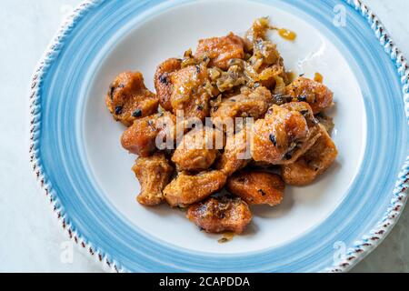 Fellah Koftesi Traditionelles Essen. (Türkische Küche) Polpettes aus Bulgur oder Bulgur und Grieß in Tomatensauce mit Petersilie in Teller. Stockfoto