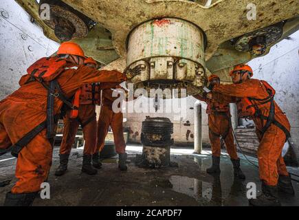 (200808) -- HAIKOU, 8. August 2020 (Xinhua) -- Arbeiter erfüllen eine Bohraufgabe auf der Kantan No.3 Offshore-Ölplattform in den nördlichen Gewässern des Südchinesischen Meeres, 27. Juli 2020. Die Kantan No.3 ist eine semi-tauchfähige Ölplattform, die 1983 von China im Inland entwickelt wurde. Seine 18 Bohrteam-Mitglieder arbeiten 12-Stunden-Schichten non-stop, um marine Öl-und Gas-Ressourcen, die oft in Meeresböden gefunden werden 5,000 bis 6,000 Meter unter Wasser. Das Leben auf der Ölplattform ist geprägt von Mühsal und Langeweile, denn das Wetter ist heiß und es gibt kein Handy-Signal. In der Regel ist die gut- Stockfoto