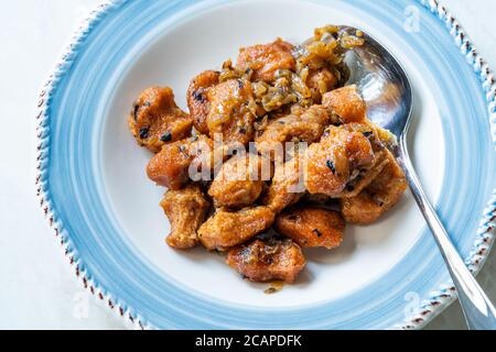 Fellah Koftesi Traditionelles Essen. (Türkische Küche) Polpettes aus Bulgur oder Bulgur und Grieß in Tomatensauce mit Petersilie in Teller. Stockfoto