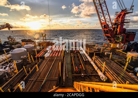 (200808) -- HAIKOU, 8. August 2020 (Xinhua) -- Foto vom 21. Juli 2020 zeigt das Deck der Kantan No.3 Offshore-Ölplattform in den nördlichen Gewässern des Südchinesischen Meeres. Die Kantan No.3 ist eine semi-tauchfähige Ölplattform, die 1983 von China im Inland entwickelt wurde. Seine 18 Bohrteam-Mitglieder arbeiten 12-Stunden-Schichten non-stop, um marine Öl-und Gas-Ressourcen, die oft in Meeresböden gefunden werden 5,000 bis 6,000 Meter unter Wasser. Das Leben auf der Ölplattform ist geprägt von Mühsal und Langeweile, denn das Wetter ist heiß und es gibt kein Handy-Signal. In der Regel das Well-Drillin Stockfoto