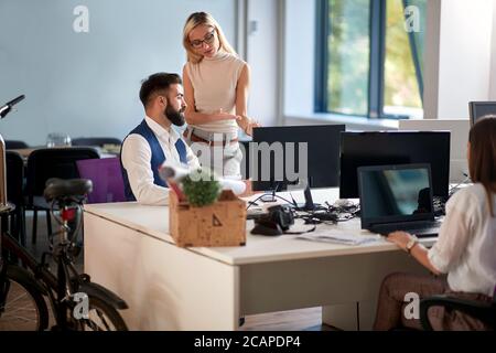 Geschäftsleute im Büro diskutieren. Erfolgreiche Zusammenarbeit von Mann und Frau. Stockfoto