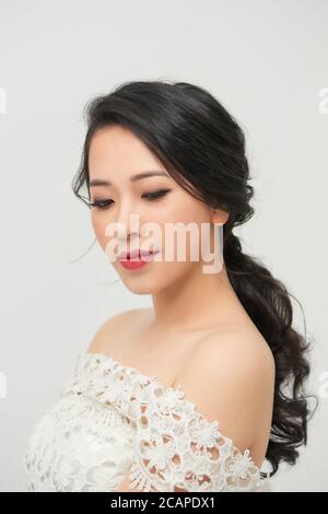 Porträt einer schönen Mädchen Braut in einem langen Spitzenkleid mit einer eleganten Frisur. Stockfoto