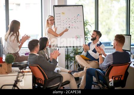 Junge Leute, die Geschäftstreffen im Büro abhalten Stockfoto