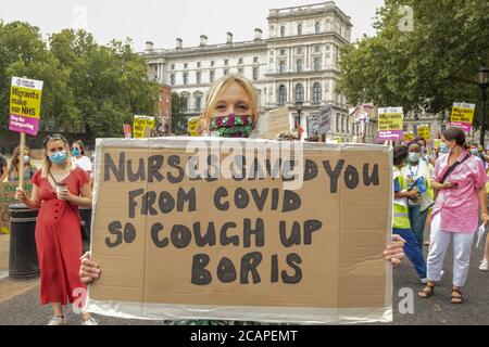 London Großbritannien 8. August 2020 NHS-Arbeiter im ganzen Land organisierten eine Welle von Protesten, die eine Lohnerhöhung von 15% ab dem 1. Dezember 2020 forderten, um damit zu beginnen, ein Jahrzehnt verlorener Löhne zurückzugewinnen.Paul Quezada-Neiman/ Alamy Live News Stockfoto