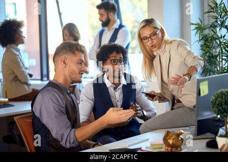 Junge Kollegen machen gemeinsam eine Pause im Büro Stockfoto