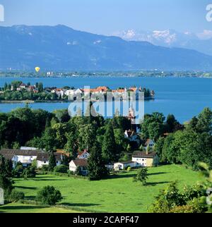 Blick über die Stadt Lindau und den Bodensee mit den Alpen dahinter, Lindau, Bayern, Deutschland, Europa Stockfoto