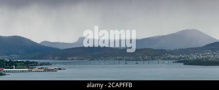 Die Tasman Bridge an regnerischen Tagen in Hobart Stockfoto