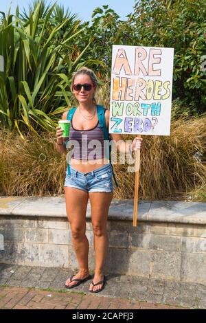 Bournemouth, Dorset, Großbritannien. August 2020. Dorset NHS Arbeiter sagen "Nein" zur Ungleichheit im öffentlichen Sektor, nachdem die Regierung ihre Ankündigung gemacht hat, Lohnerhöhungen für andere öffentliche Sektoren zu geben. Viele NHS-Mitarbeiter fühlen sich unterbewertet und demoralisiert, überfordert und erschöpft, was ihre eigene Gesundheit und Sicherheit während der Covid-19-Pandemie gefährdet. Niedrige Bezahlung wird als ein Faktor betrachtet, der 44,000 freie Stellen im Pflegebereich und über 100,000 unbesetzte Stellen innerhalb des NHS in England beisteuert. Im ganzen Land finden heute mehrere Demonstrationen und friedliche Proteste statt. Quelle: Carolyn Jenkins/Alamy Live News Stockfoto