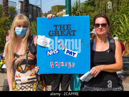 Bournemouth, Dorset, Großbritannien. August 2020. Dorset NHS Arbeiter sagen "Nein" zur Ungleichheit im öffentlichen Sektor, nachdem die Regierung ihre Ankündigung gemacht hat, Lohnerhöhungen für andere öffentliche Sektoren zu geben. Viele NHS-Mitarbeiter fühlen sich unterbewertet und demoralisiert, überfordert und erschöpft, was ihre eigene Gesundheit und Sicherheit während der Covid-19-Pandemie gefährdet. Niedrige Bezahlung wird als ein Faktor betrachtet, der 44,000 freie Stellen im Pflegebereich und über 100,000 unbesetzte Stellen innerhalb des NHS in England beisteuert. Im ganzen Land finden heute mehrere Demonstrationen und friedliche Proteste statt. Quelle: Carolyn Jenkins/Alamy Live News Stockfoto