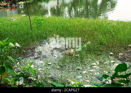 Müll am Fluss-Ufer Stockfoto