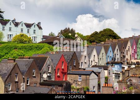 Blick auf farbige Doppelhäuser am Berghang, in der Stadt Cobh, Irland. Stockfoto