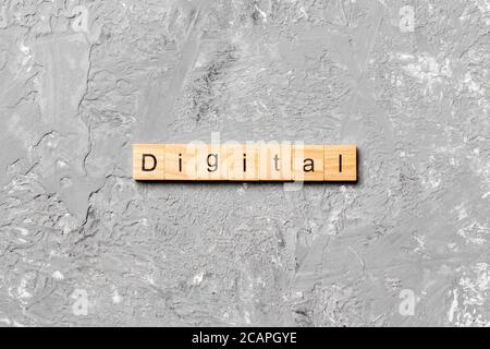 DIGITALES Wort auf Holzblock geschrieben. DIGITALER Text auf Zementtisch für Ihr Design, Konzept. Stockfoto