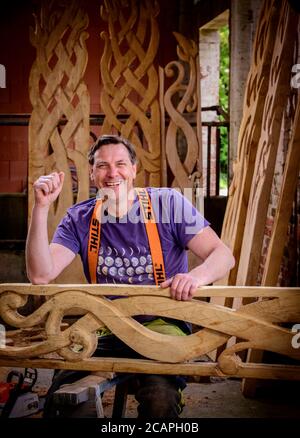 Keith Pettit bei der Arbeit an Skulpturen, die auf dem Country Walk 1066 für Rother District Council erscheinen. Stockfoto