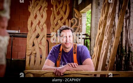 Keith Pettit bei der Arbeit an Skulpturen, die auf dem Country Walk 1066 für Rother District Council erscheinen. Stockfoto