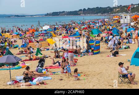 Bournemouth, Dorset, Großbritannien. August 2020. Wetter in Großbritannien: Geschäftige Strände in Bournemouth, an einem heißen und feuchten Tag strömen Sonnenanbeter an die Küste, während die Hitzewelle anhält und die Temperaturen steigen. Quelle: Carolyn Jenkins/Alamy Live News Stockfoto