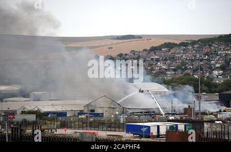 Newhaven UK 8. August 2020 - Rauch steigt über Newhaven Port in East Sussex als Feuerwehrleute kämpfen ein Feuer in der Nähe des Bahnhofs : Credit Simon Dack / Alamy Live News Stockfoto