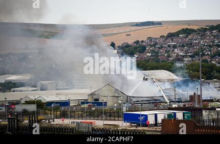 Newhaven UK 8. August 2020 - Rauch steigt über Newhaven Port in East Sussex als Feuerwehrleute kämpfen ein Feuer in der Nähe des Bahnhofs : Credit Simon Dack / Alamy Live News Stockfoto