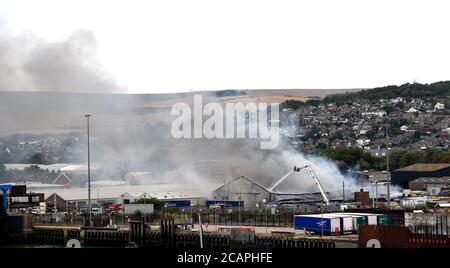 Newhaven UK 8. August 2020 - Rauch steigt über Newhaven Port in East Sussex als Feuerwehrleute kämpfen ein Feuer in der Nähe des Bahnhofs : Credit Simon Dack / Alamy Live News Stockfoto