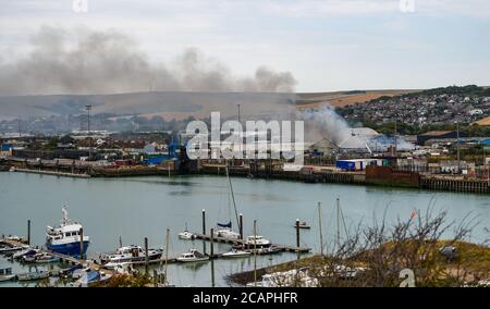 Newhaven UK 8. August 2020 - Rauch steigt über Newhaven Port in East Sussex als Feuerwehrleute kämpfen ein Feuer in der Nähe des Bahnhofs : Credit Simon Dack / Alamy Live News Stockfoto