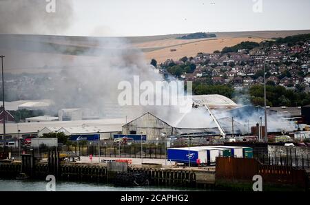 Newhaven UK 8. August 2020 - Rauch steigt über Newhaven Port in East Sussex als Feuerwehrleute kämpfen ein Feuer in der Nähe des Bahnhofs : Credit Simon Dack / Alamy Live News Stockfoto