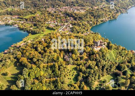 Luftaufnahme des Heiligen Berges von Orta San Giulio im Herbst, auf dem See Orta in Piemont, Italien Stockfoto