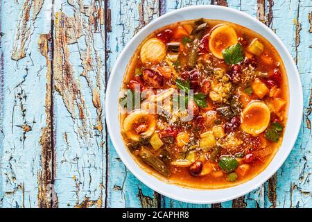 Minestrone, italienische Gemüsesuppe mit Pasta und Bohnen. Draufsicht Stockfoto