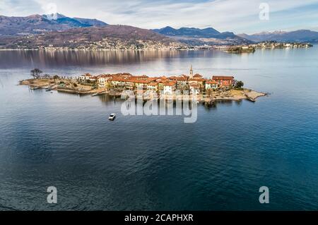 Luftaufnahme der Insel Fishermens oder Isola dei Pescatori am Lago Maggiore, ist eine der Borromäischen Inseln im Piemont von Norditalien, Stresa, Verbania Stockfoto