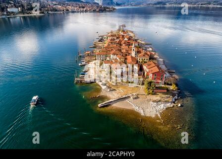 Luftaufnahme der Insel Fishermens oder Isola dei Pescatori am Lago Maggiore, ist eine der Borromäischen Inseln im Piemont von Norditalien, Stresa, Verbania Stockfoto