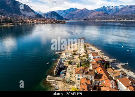 Luftaufnahme der Insel Fishermens oder Isola dei Pescatori am Lago Maggiore, ist eine der Borromäischen Inseln im Piemont von Norditalien, Stresa, Verbania Stockfoto