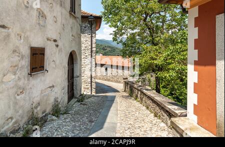 Enge Gassen mit Steinhäusern in dem kleinen Bergdorf Bassola, Weiler Armeno oberhalb des Ortasees in der Provinz Novara, Piemont, Italien Stockfoto