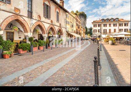 Arona, Piemont, Italien - 25. September 2019: Blick auf den zentralen Platz - Piazza Del Popolo mit traditionellen Bars, Restaurants und Geschäften im Zentrum von Aron Stockfoto