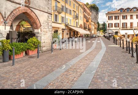 Arona, Piemont, Italien - 25. September 2019: Blick auf den zentralen Platz - Piazza Del Popolo mit traditionellen Bars, Restaurants und Geschäften im Zentrum von Aron Stockfoto