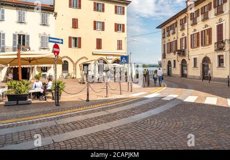 Arona, Piemont, Italien - 25. September 2019: Blick auf den zentralen Platz - Piazza Del Popolo mit traditionellen Bars, Restaurants und Geschäften im Zentrum von Aron Stockfoto