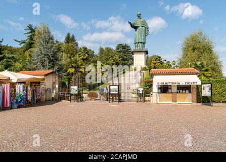 Arona, Piemont, Italien - 25. September 2019: Eingang in Koloss von Saint Carlo Borromeo mit Kupferstatuen von San Carlone über der Treppe, in der Nähe Stockfoto