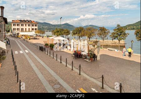 Arona, Piemont, Italien - 25. September 2019: Blick auf den zentralen Platz - Piazza Del Popolo mit traditionellen Bars, Restaurants und Geschäften im Zentrum von Aron Stockfoto