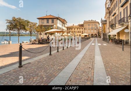 Arona, Piemont, Italien - 25. September 2019: Blick auf den zentralen Platz - Piazza Del Popolo mit traditionellen Bars, Restaurants und Geschäften im Zentrum von Aron Stockfoto