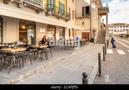 Arona, Piemont, Italien - 25. September 2019: Blick auf den zentralen Platz - Piazza Del Popolo mit traditionellen Bars, Restaurants und Geschäften im Zentrum von Aron Stockfoto