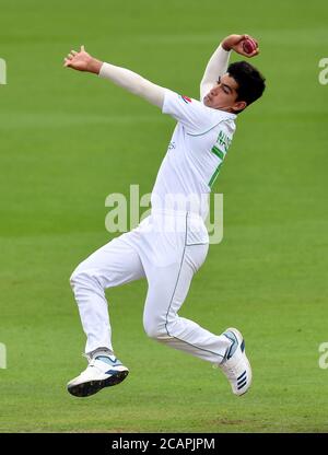 Pakistans Naseem Shah Bowling am vierten Tag des ersten Testmatches im Emirates Old Trafford, Manchester. Stockfoto