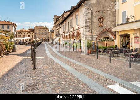 Arona, Piemont, Italien - 25. September 2019: Blick auf den zentralen Platz - Piazza Del Popolo mit traditionellen Bars, Restaurants und Geschäften im Zentrum von Aron Stockfoto