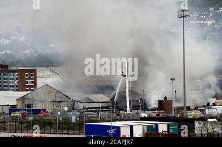 Newhaven UK 8. August 2020 - Rauch steigt über Newhaven Port East Sussex auf, als Feuerwehrleute in einer Fabrik in der Nähe des Bahnhofs gegen einen Brand kämpfen : Credit Simon Dack / Alamy Live News Stockfoto