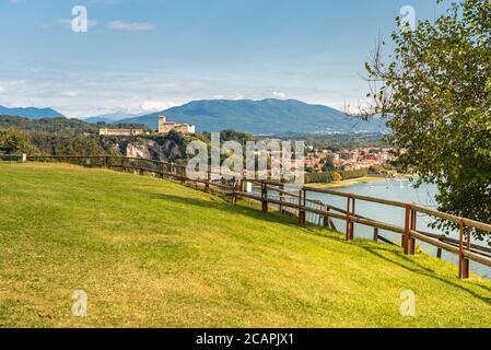 Blick auf die Burg Borromeo in Angera vom öffentlichen Park der Rocca Borromeo von Arona, steht auf dem Hügel Maggiore am See in der Provinz Varese, Ital Stockfoto