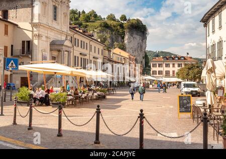 Arona, Piemont, Italien - 25. September 2019: Blick auf den zentralen Platz - Piazza Del Popolo mit traditionellen Bars, Restaurants und Geschäften im Zentrum von Aron Stockfoto