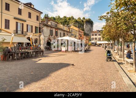 Arona, Piemont, Italien - 25. September 2019: Blick auf den zentralen Platz mit traditionellen Bars, Restaurants und Geschäften im Zentrum von Arona, auf der Sh Stockfoto