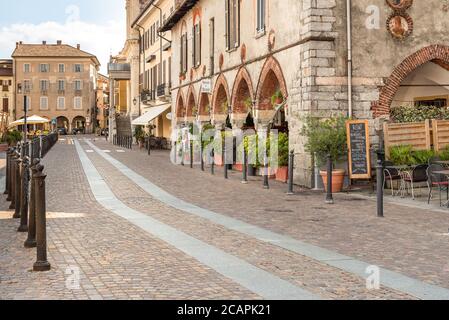 Arona, Piemont, Italien - 25. September 2019: Blick auf den zentralen Platz - Piazza Del Popolo mit traditionellen Bars, Restaurants und Geschäften im Zentrum von Aron Stockfoto