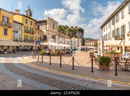 Arona, Piemont, Italien - 25. September 2019: Blick auf den zentralen Platz - Piazza Del Popolo mit traditionellen Bars, Restaurants und Geschäften im Zentrum von Aron Stockfoto