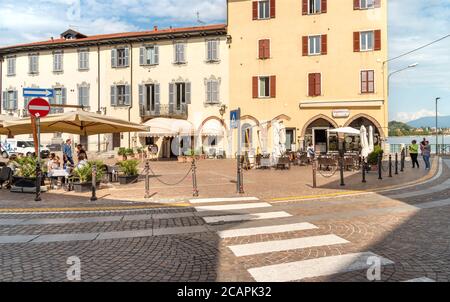 Arona, Piemont, Italien - 25. September 2019: Blick auf den zentralen Platz - Piazza Del Popolo mit traditionellen Bars, Restaurants und Geschäften im Zentrum von Aron Stockfoto