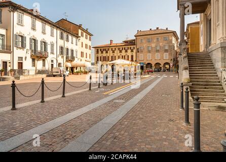 Arona, Piemont, Italien - 25. September 2019: Blick auf den zentralen Platz - Piazza Del Popolo mit traditionellen Bars, Restaurants und Geschäften im Zentrum von Aron Stockfoto